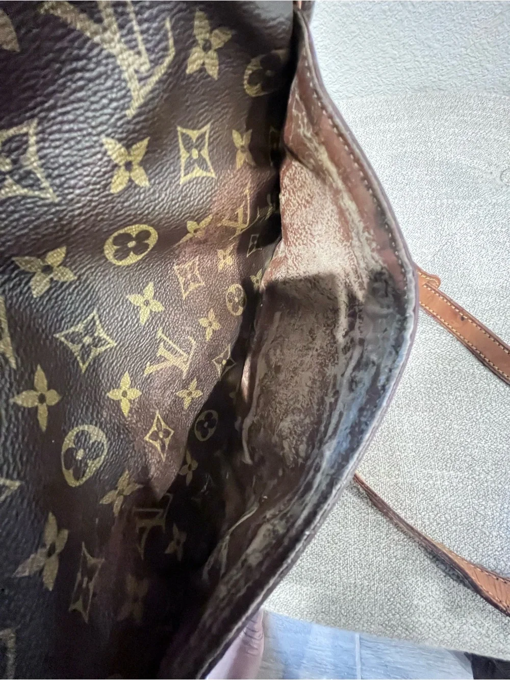 LOUIS VUITTON MONOGRAM UNISEX CROSSBODY BAG.